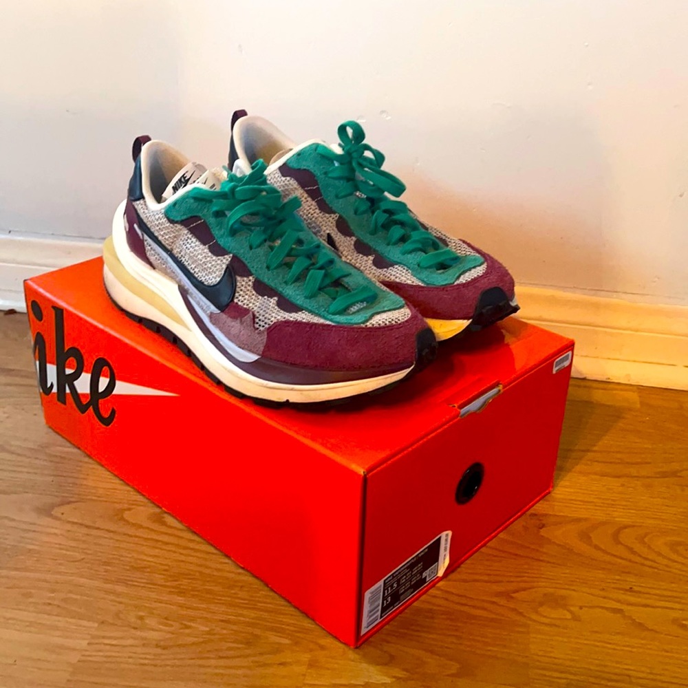 NIKE SACAI x VAPORWAFFLE SP ‘VILLAIN RED’